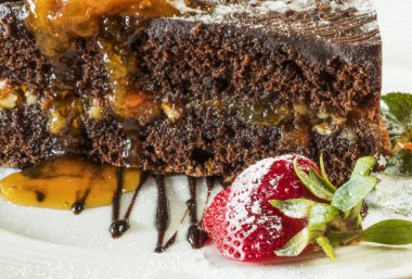 pasta beyaz plaka üzerinde