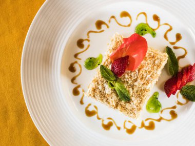 pasta beyaz plaka üzerinde