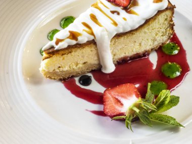 pasta beyaz plaka üzerinde