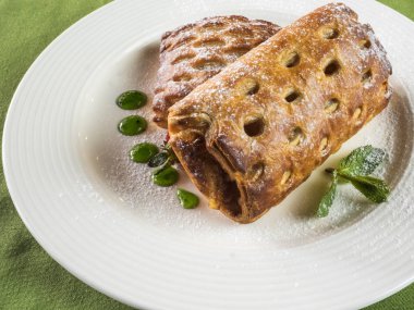 pasta beyaz plaka üzerinde