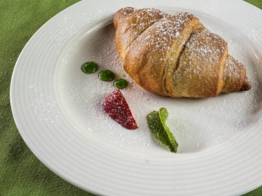 pasta beyaz plaka üzerinde