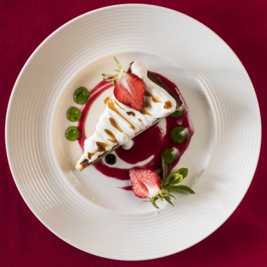 pasta beyaz plaka üzerinde