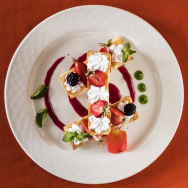 pasta beyaz plaka üzerinde