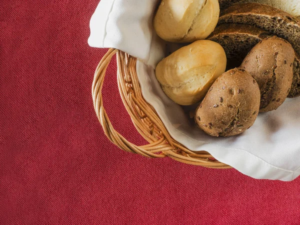 Brot im Korb — Stockfoto