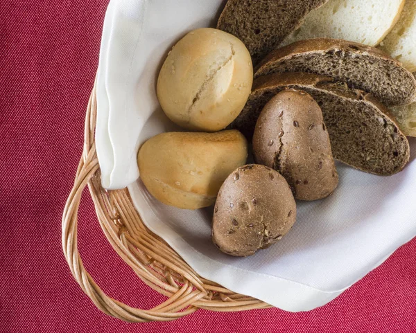 Brot im Korb — Stockfoto