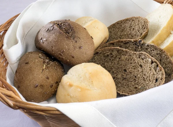 Brot im Korb — Stockfoto