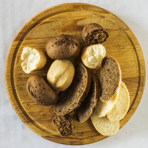 Brot im Korb — Stockfoto