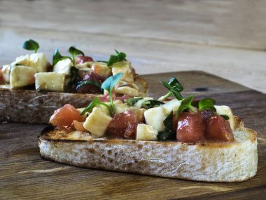 mozzarella ve domates Bruschetta