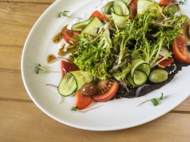 Taze sebzeli Yunan salatası