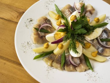 Yumurta ile Norveç ringa balığı 