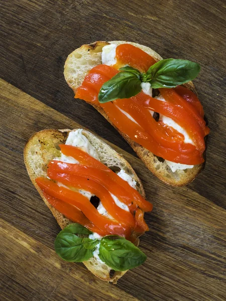 Bruschetta con formaggio feta — Foto Stock