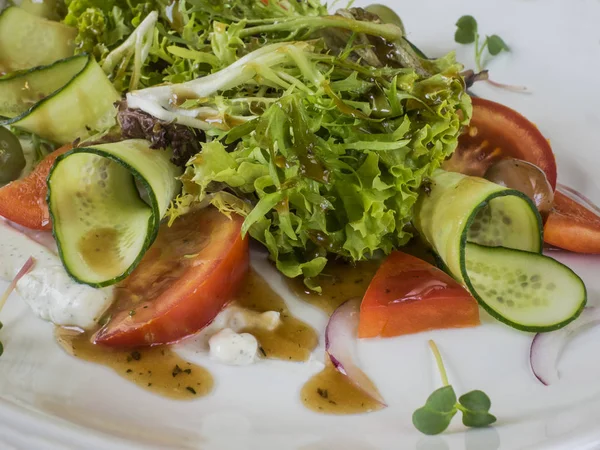 Грецький салат зі свіжими овочами — стокове фото