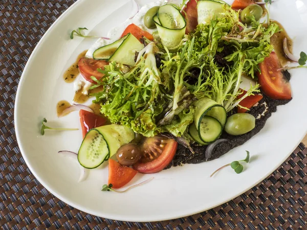 Грецький салат зі свіжими овочами — стокове фото