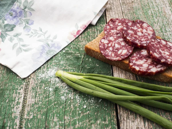 Cebolla joven y sándwich con salchicha — Foto de Stock