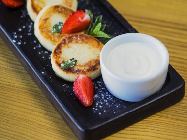 Ev yapımı mini cheesecakes 