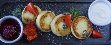 Ev yapımı mini cheesecakes 