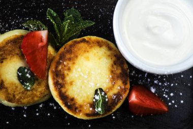 Ev yapımı mini cheesecakes 