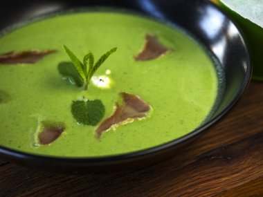 Yeşil soğuk krem çorba 