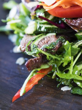 Tai biftek salatası