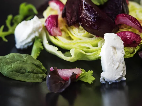 Insalata con formaggio di capra — Foto Stock