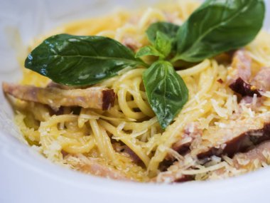 Carbonara soslu spagetti.
