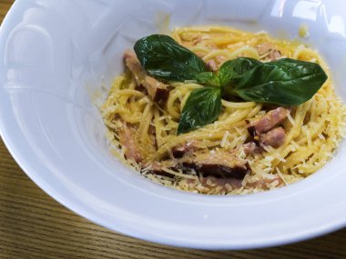 Carbonara soslu spagetti.