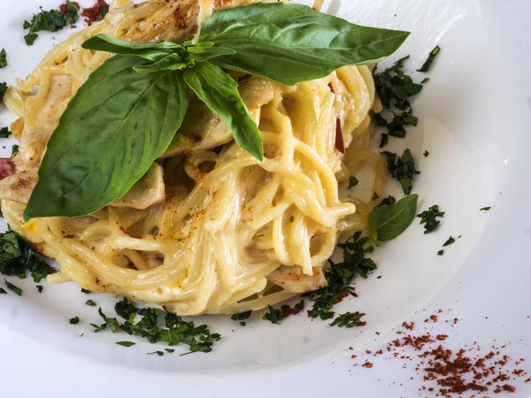 Spaghetti mit Sahnesoße — Stockfoto