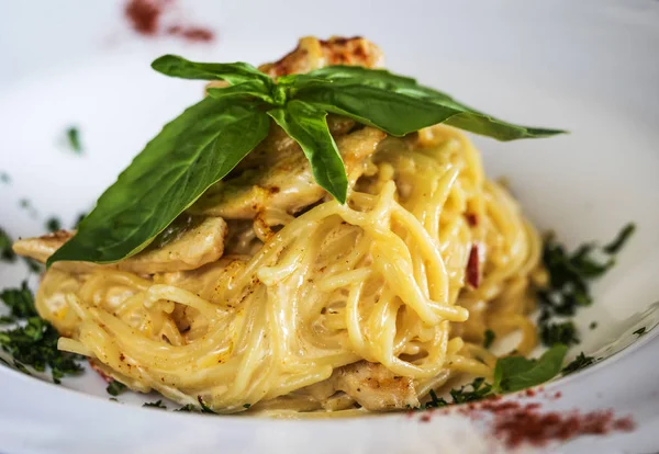 Spaghetti met roomsaus — Stockfoto