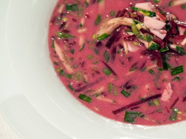 Sebze ve et ile pancar çorbası