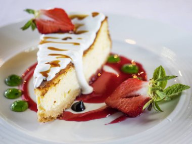 pasta beyaz plaka üzerinde