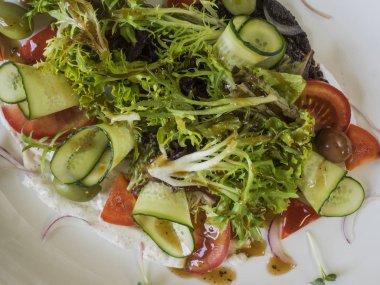 Taze sebzeli Yunan salatası