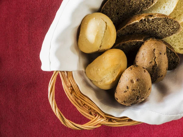 Brot im Korb — Stockfoto