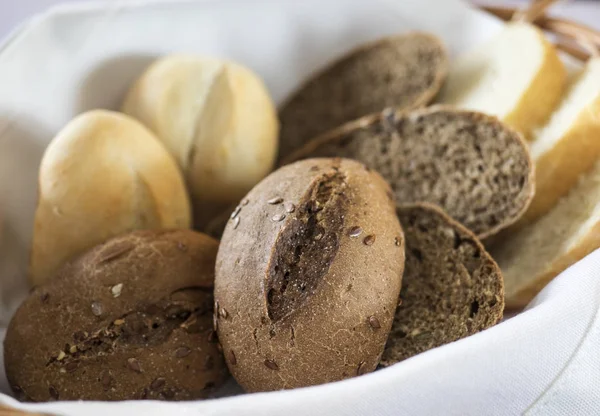 Brot im Korb — Stockfoto