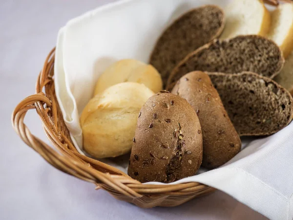 Brot im Korb — Stockfoto