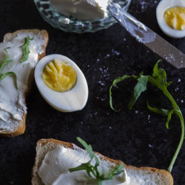 Beyaz peynir ve roka ile sandviç