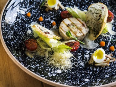 Tavuklu Sezar salatası