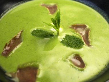 Yeşil soğuk krem çorba 