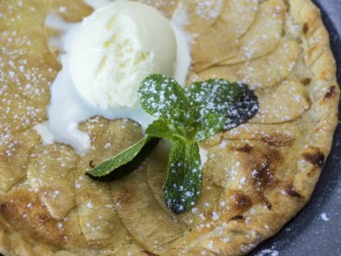 Elmalı tart dondurma ile