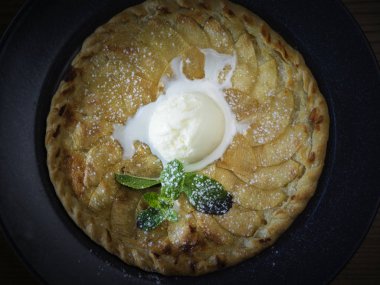 Elmalı tart dondurma ile