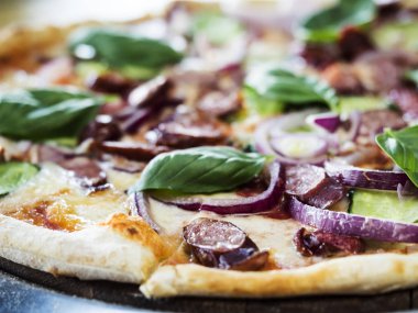 Bavyera sosisli pizza.