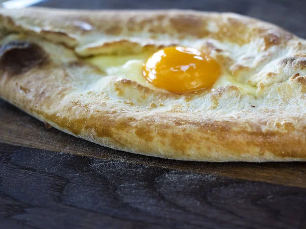 Un aiutante khachapuri — Foto Stock