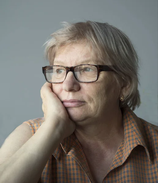 Orta yaşlı beyaz bir kadın — Stok fotoğraf