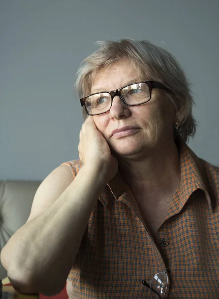 Orta yaşlı beyaz bir kadın