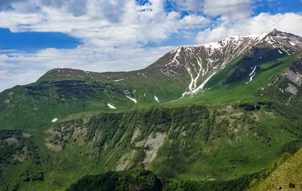 Bergen tegen hemel — Stockfoto