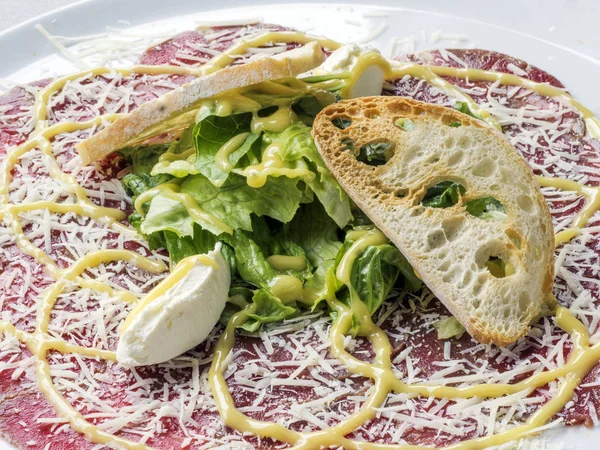 Rindfleisch-Carpaccio mit Käse — Stockfoto