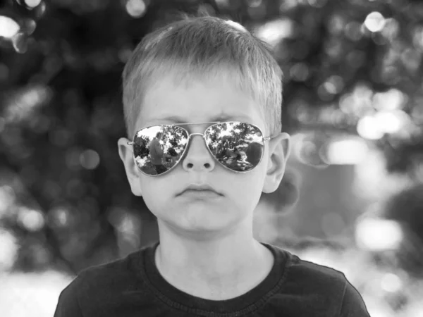 Garçon portant des lunettes de soleil — Photo