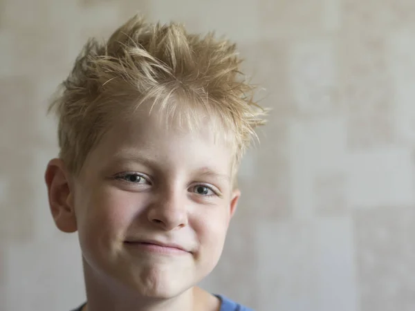 Garçon cheveux ébouriffés — Photo