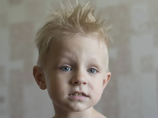 Cabelo desgrenhado menino — Fotografia de Stock