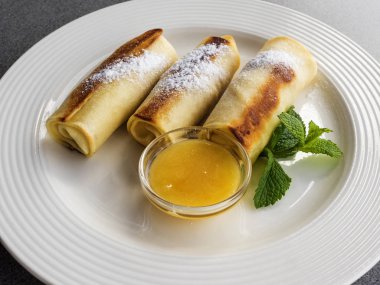 Peyniri ile doldurulmuş krep 