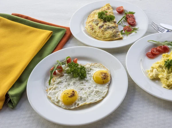 Omeletter och steka ägg — Stockfoto